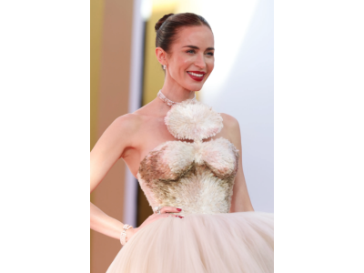 Emily Blunt zablistala je na premijeri filma „Vrag nosi Prada 2“ u New York, noseći impresivnu couture haljinu Schiaparelli s ptičjim detaljima.