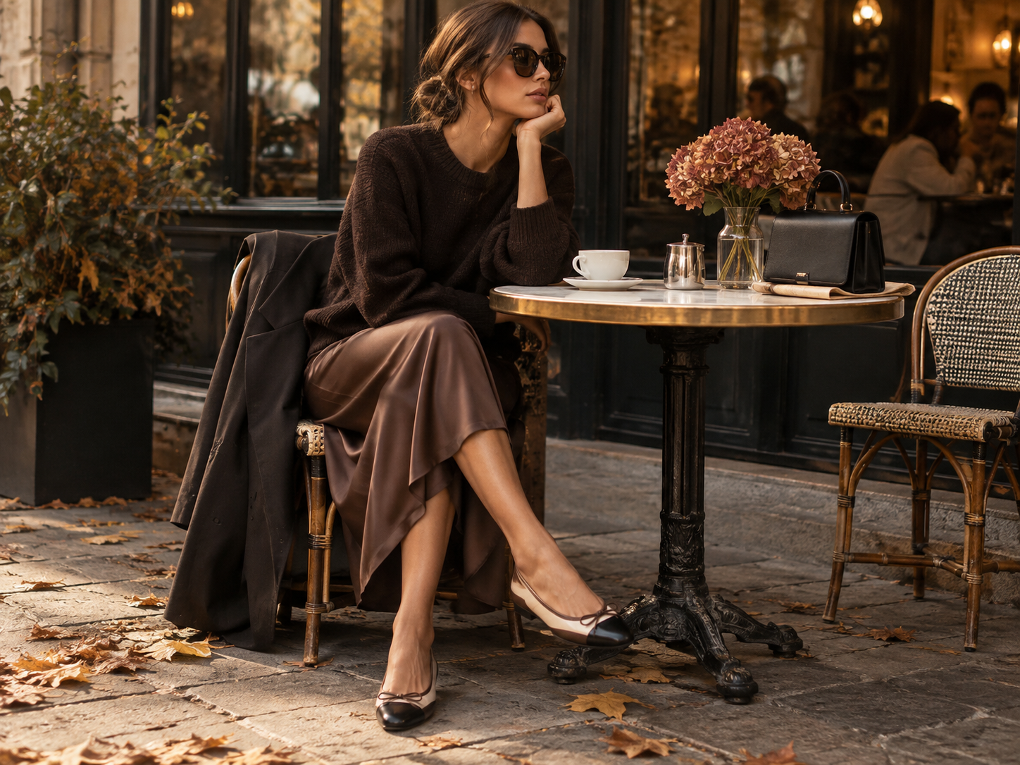 Elegantan jesenski outfit s balerinkama midi suknjom pletivom i ženskom torbom